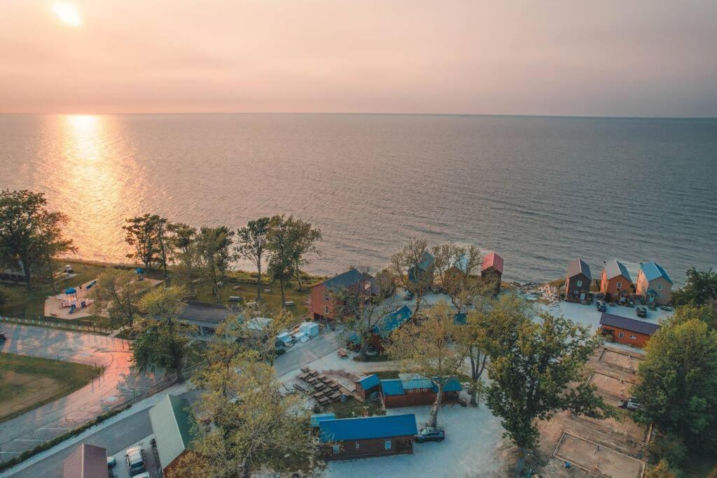 Charming Lakeview Cabin Near Geneva-On-The-Lake! Ashtabula Exterior photo